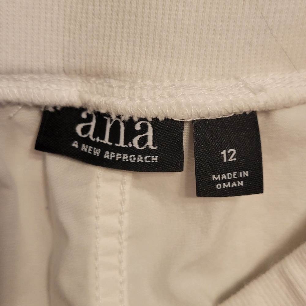a.n.a Women's High Waist White Shorts - Picture 3 of 3